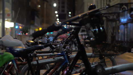 Bicicletas-En-La-Calle-Nocturna-De-Viena-Austria