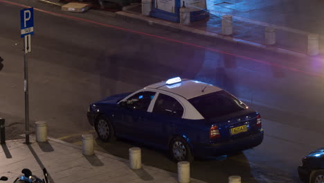 Timelapse-De-Taxis-Que-Conducen-Al-Estacionamiento-En-La-Ciudad-Nocturna