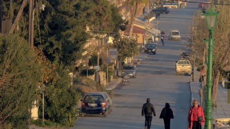 Pequeña-Calle-Con-Pocos-Coches-Y-Gente-Grecia