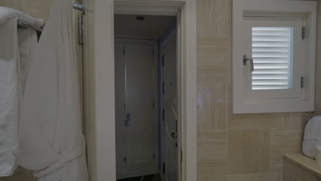 Schließen-Der-Badezimmertür-Im-Hotel