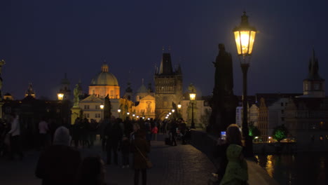 Abendstadtbild-Mit-Gehenden-Menschen-Auf-Der-Malerischen-Karlsbrücke-In-Prag,-Tschechische-Republik