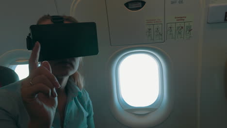 Unterhaltung-Mit-VR-Headset-Im-Flugzeug