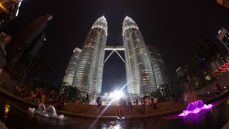 Timelapse-De-Personas-Junto-A-Las-Torres-Petronas-Desde-La-Tarde-Hasta-La-Noche