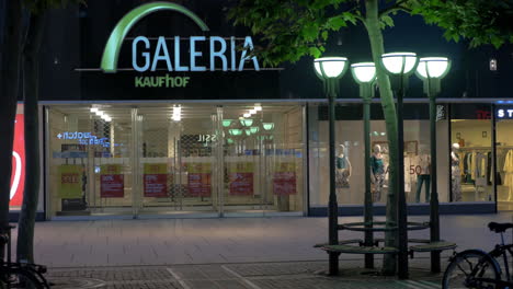 Laden-Vor-Der-Galeria-Kaufhof-Und-Fahrradfahrer-In-Frankfurt