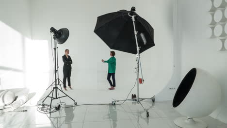 Timelapse-of-photographer-and-model-working-in-studio