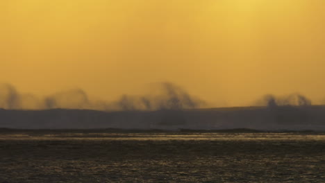 Vista-En-Cámara-Lenta-De-Las-Olas-Del-Océano-Contra-El-Cielo-Amarillo-Rojo-Del-Atardecer-Isla-Mauricio