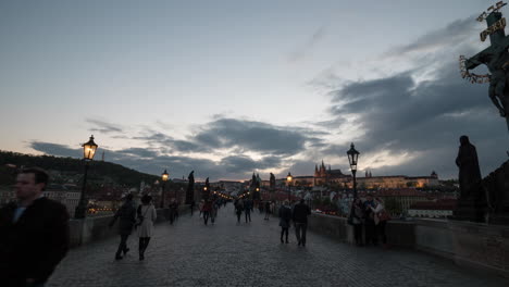 Zeitrafferansicht-Von-Gehenden-Menschen-Auf-Der-Malerischen-Karlsbrücke-In-Prag,-Tschechische-Republik