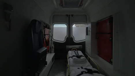 Innenansicht-Eines-Modernen-Krankenwagens,-Der-Auf-Der-Straße-Fährt.-Innenraum-Mit-Moderner-Sonderausstattung,-Sitz-Und-Trage