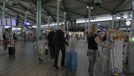 Traffic-of-passengers-with-luggage-in-Amsterdam-Airport