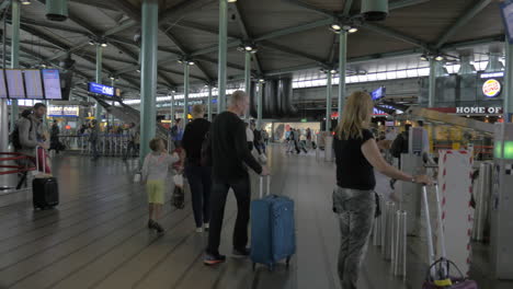 Tráfico-De-Pasajeros-Con-Equipaje-En-El-Aeropuerto-De-Ámsterdam.