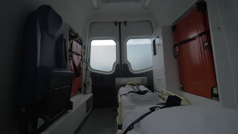 Blick-Ins-Innere-Des-Fahrenden-Leeren-Krankenwagens