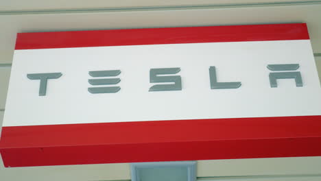 Tesla-Banner-Im-Ladenautohersteller-Von-Elektroautos
