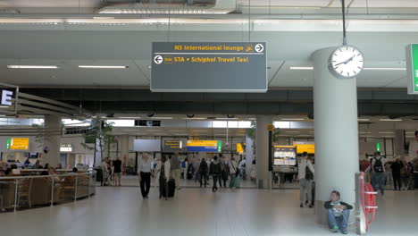 Flughafenhalle-Mit-Menschen-Und-Zeiger-Amsterdam