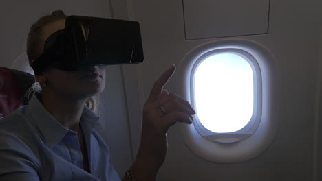 Frau-Benutzt-VR-Headset-Im-Flugzeug