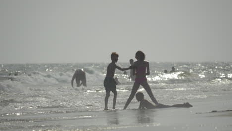 Gran-Canaria-Insel-Spanien-Blick-Auf-Kinder,-Die-Im-Stürmischen-Atlantik-Schwimmen