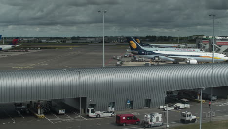 Timelapse-Del-Tráfico-De-Aviones-Y-Vehículos-En-El-Aeropuerto-De-Amsterdam
