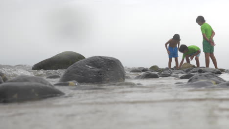 Niños-En-La-Costa-Rocosa