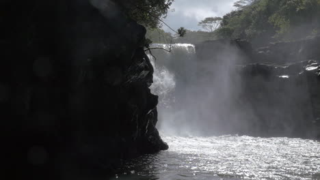 Vista-En-Cámara-Lenta-De-La-Cascada-De-La-Isla-De-Port-Louis-Mauricio