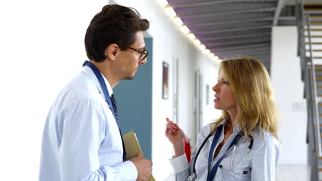 Männliche-Und-Weibliche-Ärztin-Treffen-Sich-Im-Krankenhauskorridor