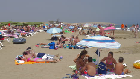 Menschen-Entspannen-Am-Strand-Von-Gran-Canaria