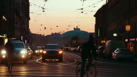 Tráfico-De-Transporte-En-La-Noche-San-Petersburgo-Rusia