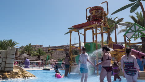 Timelapse-of-people-having-fun-in-water-park