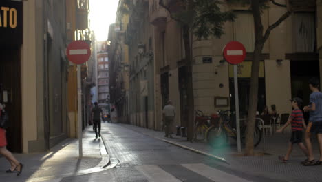 Blick-Auf-Eine-Kleine-Gepflasterte-Straße-In-Valencia,-Spanien