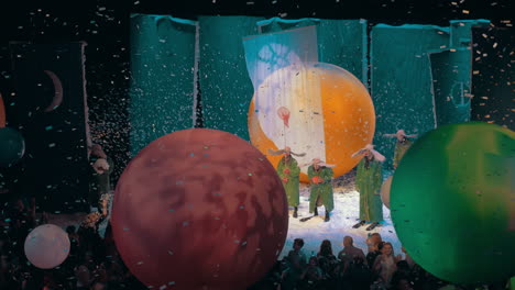 Slava-Polunin-Schnee-Zeigt-Menschen,-Die-Mit-Riesigen-Luftballons-Spielen