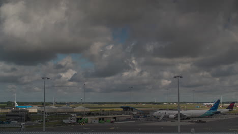 Timelapse-De-Nubes-Sobre-El-Aeropuerto-De-Amsterdam