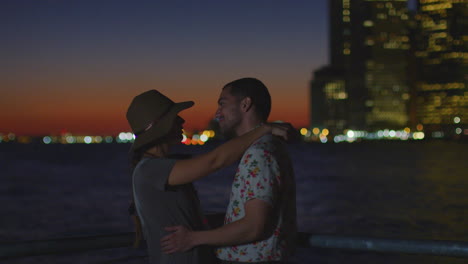 Romantisches-Paar-Mit-Der-Skyline-Von-Manhattan-In-Der-Abenddämmerung-Im-Hintergrund