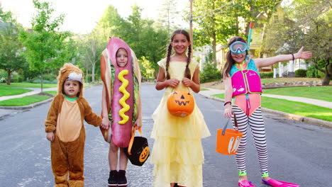 Niños-Usando-Disfraces-De-Halloween-Para-Pedir-Dulces
