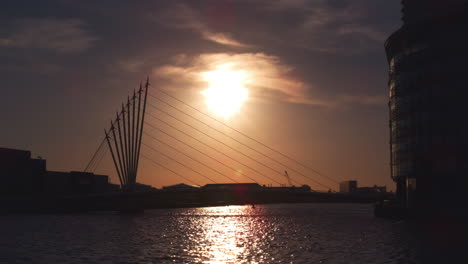 Manchester,-Reino-Unido---4-De-Mayo-De-2017:-Secuencia-De-Timelapse-De-Los-Edificios-De-La-Ciudad-De-Los-Medios-De-Comunicación-En-Manchester-Al-Atardecer