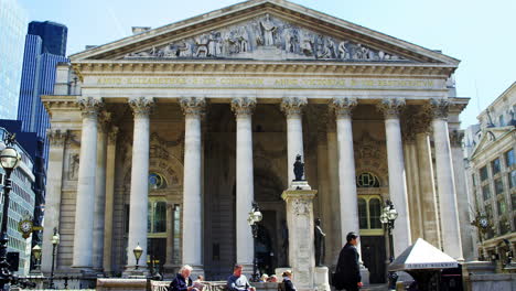 Londres---Mayo-De-2017:-Gente-Disfrutando-Del-Sol-Fuera-Del-Edificio-Royal-Exchange,-Londres,-EC3