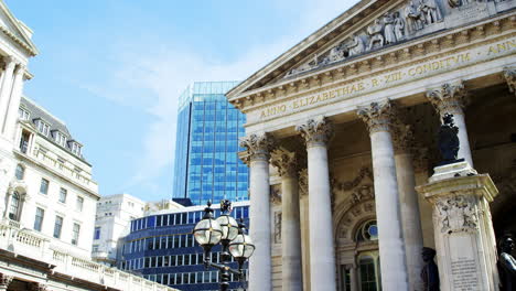 Londres---Mayo-De-2017:-Edificio-Royal-Exchange,-Derecha,-Y-Arquitectura-Circundante,-Londres,-Ec3