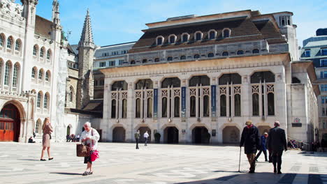 LONDON---MAY,-2017:-Pedestrians-crossing-Guildhall-Yard-in-front-of-Guildhall-Art-Gallery-building,-London,-EC2,-slow-motion