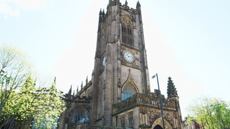 Manchester,-Reino-Unido---4-De-Mayo-De-2017:-Dolly-Shot-Del-Exterior-De-La-Catedral-De-Manchester