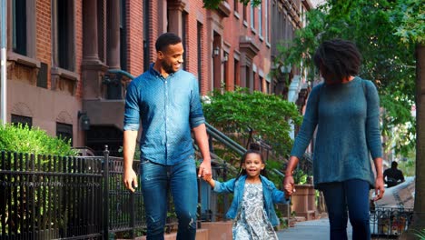 Junge-Schwarze-Familie,-Die-In-Einer-Straße-In-Brooklyn-Spaziert