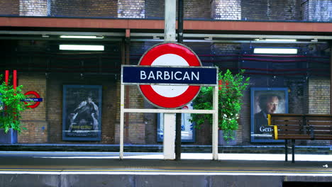 Londres---Mayo-De-2017:-Andén-En-La-Estación-De-Metro-Barbican,-Ciudad-De-Londres,-Londres-EC2