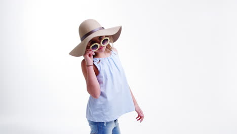 Mädchen-Mit-Hut-Und-Sonnenbrille-Posiert-Vor-Weißem-Hintergrund