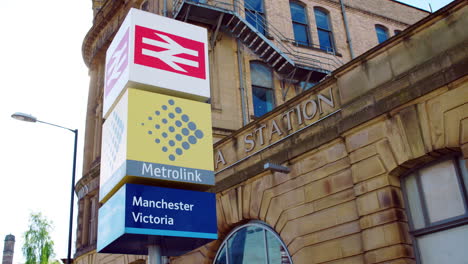 Manchester,-Reino-Unido---4-De-Mayo-De-2017:-Exterior-De-La-Estación-De-Tren-Y-Metro-Victoria-En-Manchester