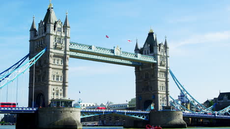 Londres---Mayo-De-2017:-Peatones-Y-Tráfico-Cruzando-El-Puente-De-La-Torre-Sobre-El-Río-Támesis,-Ciudad-De-Londres,-Londres,-Cámara-Lenta