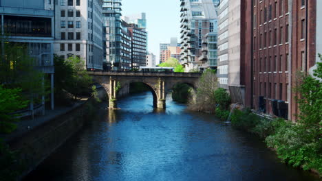 Manchester,-Großbritannien---4.-Mai-2017:-Fluss-Irwell-Fließt-Durch-Das-Stadtzentrum-Von-Manchester