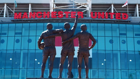 Manchester,-Großbritannien---4.-Mai-2017:-Statue-Von-Spielern-Vor-Dem-Fußballstadion-Old-Trafford-In-Manchester