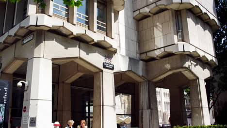 Londres---Mayo-De-2017:-Toma-Inclinada-De-Dos-Mujeres-Hablando-Bajo-Arcos-En-La-Entrada-De-Guildhall,-Londres,-EC2,-Toma-Inclinada