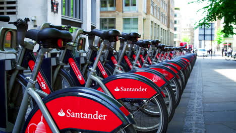 Londres---Mayo-De-2017:-Una-Fila-De-Bicicletas-Urbanas,-Disponibles-Para-Alquiler-En-La-Ciudad-De-Londres