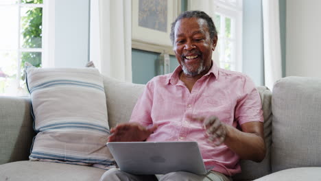 Älterer-Mann-Nutzt-Laptop,-Um-Mit-Der-Familie-Für-Einen-Videoanruf-In-Kontakt-Zu-Treten
