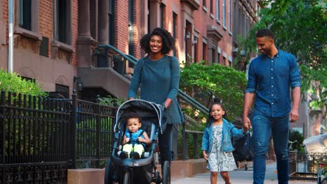 Junge-Schwarze-Familie-Mit-Kinderwagen-Zu-Fuß-In-Der-Brooklyn-Street