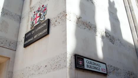 Londres---Mayo-De-2017:-Señalización-De-La-Calle-De-La-Ciudad-De-Londres-En-El-Edificio-De-La-Galería-De-Arte-Guildhall,-Londres,-EC2