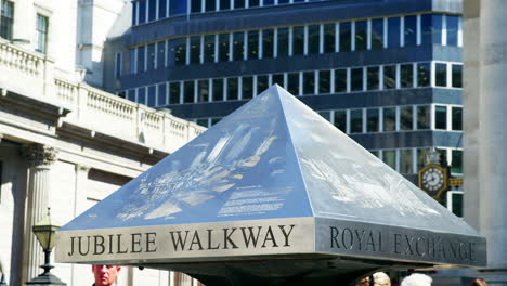 London-–-Mai-2017:-Royal-Exchange-Building-Und-Jubilee-Walkway-Sign,-London,-EC3