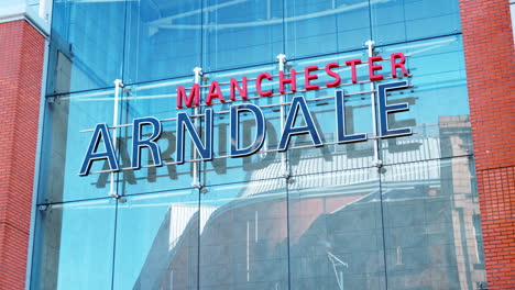 Manchester,-Großbritannien---4.-Mai-2017:-Nahaufnahme-Eines-Schildes-Vor-Dem-Einkaufszentrum-Arndale-In-Manchester,-Großbritannien